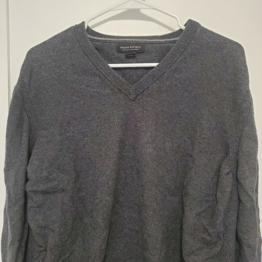 Men's v- neck sweater